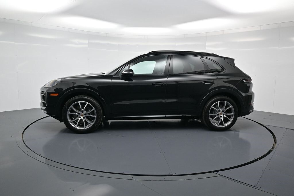 2025 Porsche Cayenne photo 2