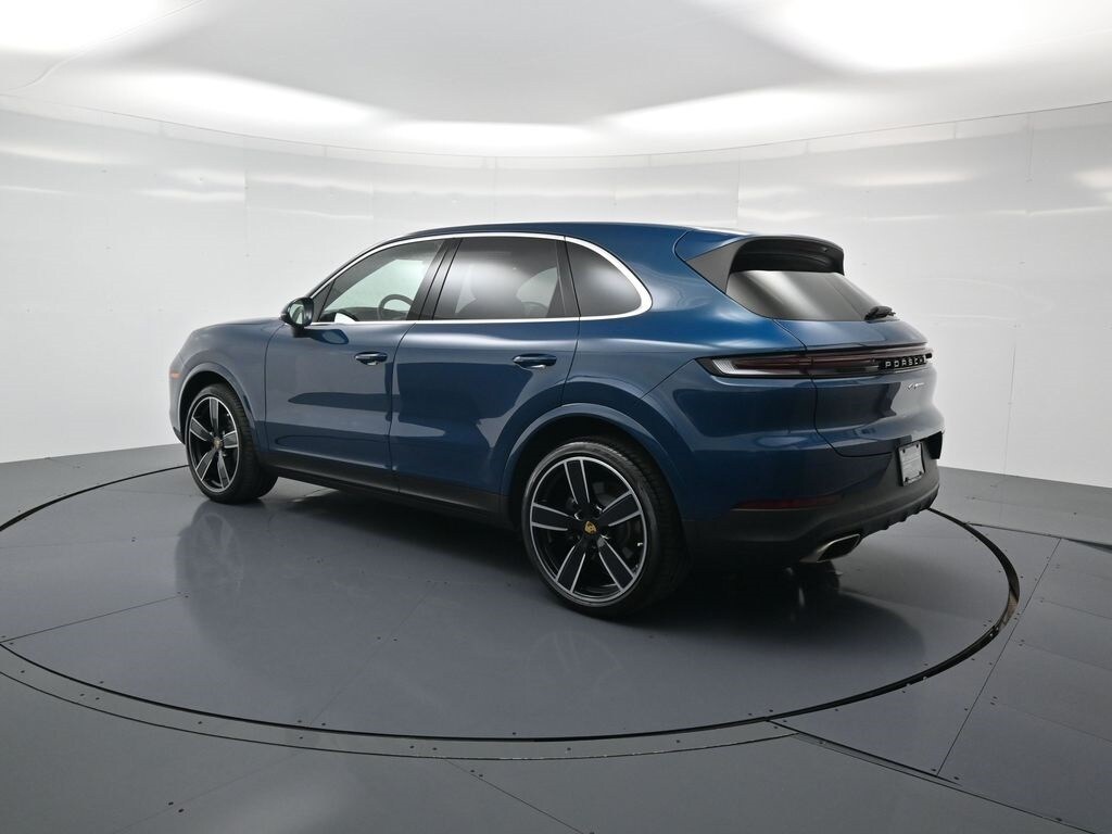 2024 Porsche Cayenne photo 3