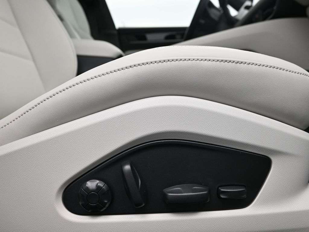2026 Porsche Macan Base - Photo 15