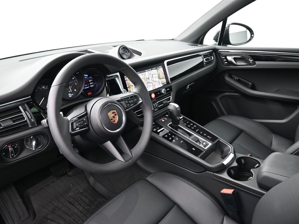 2025 Porsche Macan T photo 4