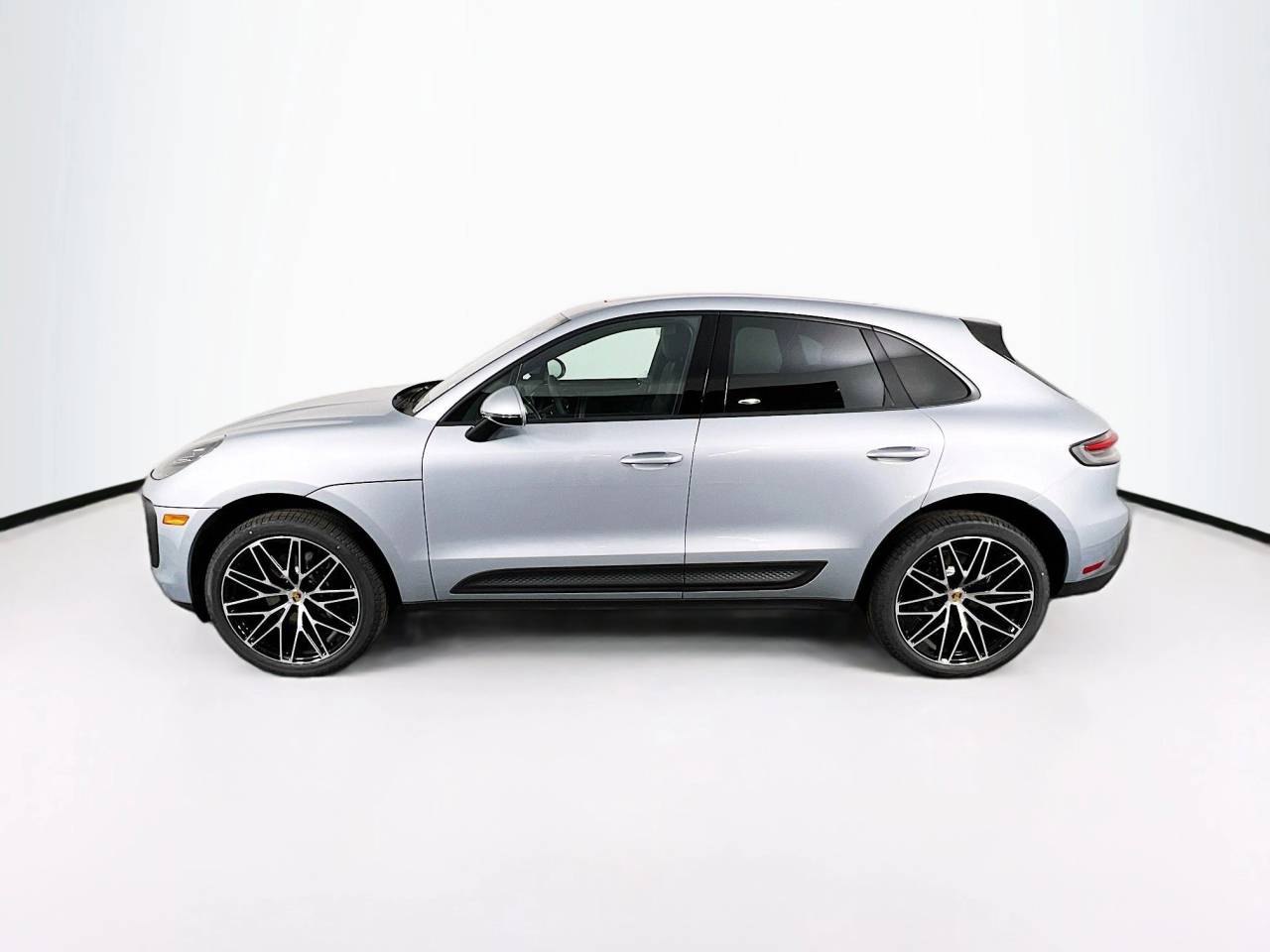 2025 Porsche Macan T photo 2