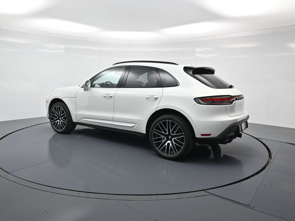 2025 Porsche Macan photo 3