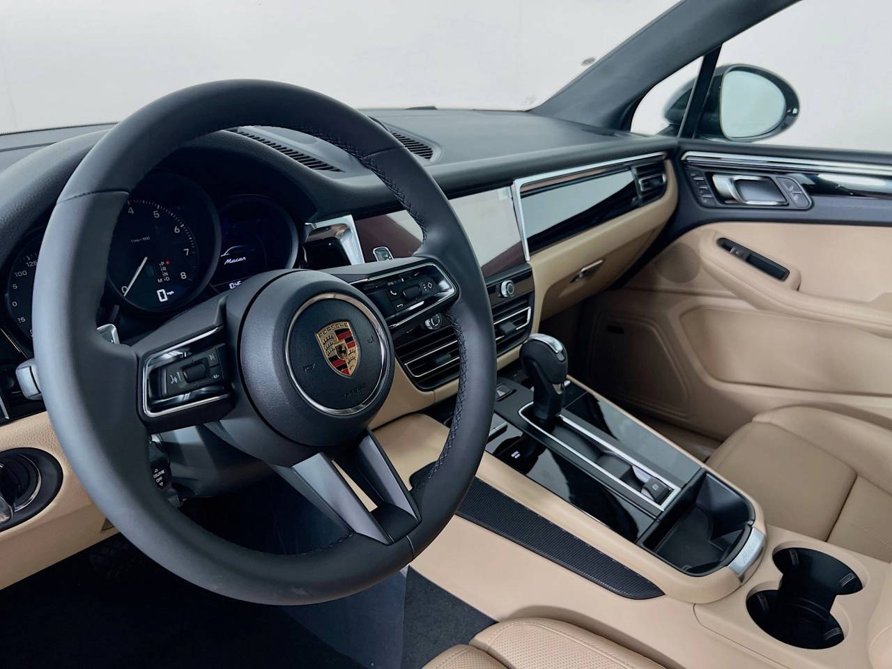 2025 Porsche Macan T photo 3