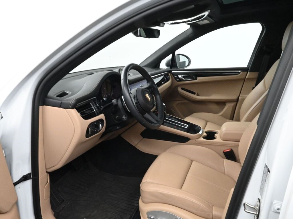 2023 Porsche Macan T photo 4