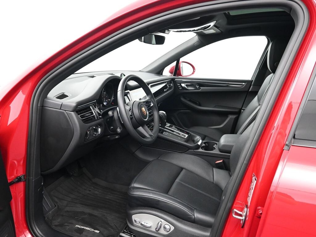 2025 Porsche Macan T photo 4