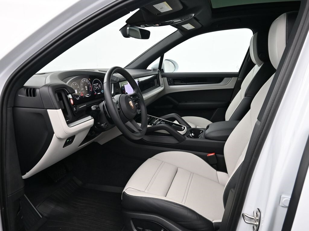 2025 Porsche Cayenne photo 4