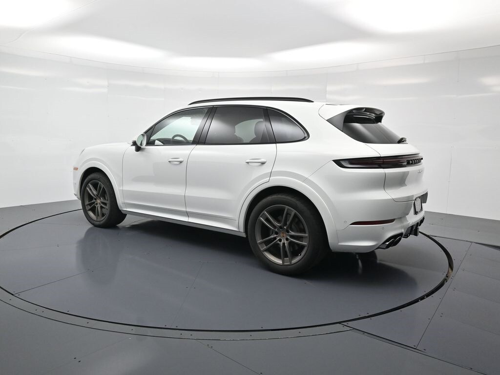2025 Porsche Cayenne photo 3