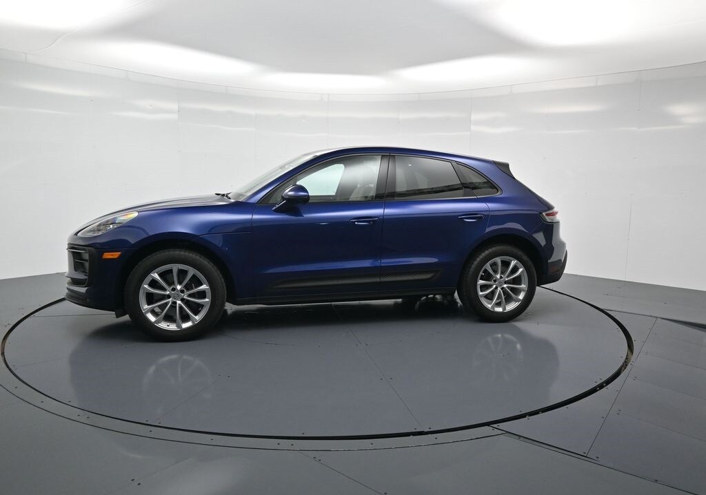 2025 Porsche Macan T photo 2