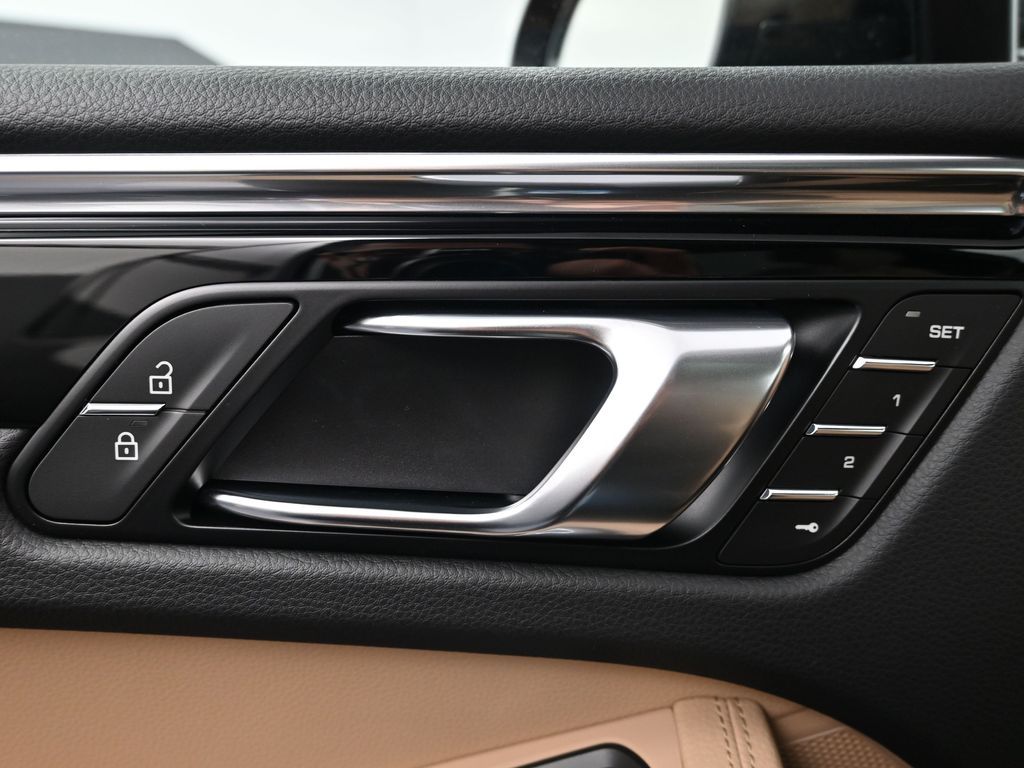 2026 Porsche Macan Base - Photo 18