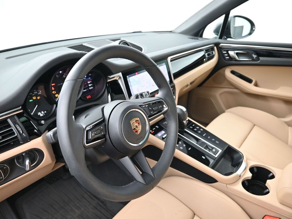 2025 Porsche Macan T photo 4