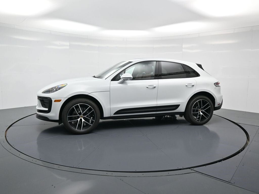 2025 Porsche Macan T photo 2