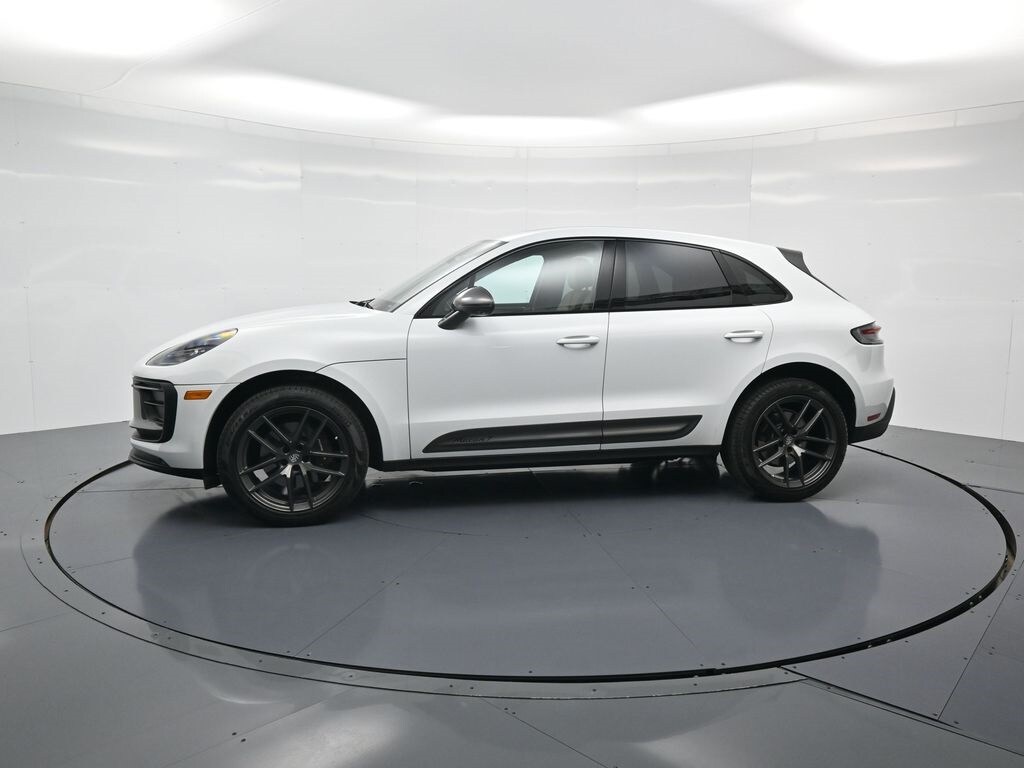 2023 Porsche Macan T photo 2