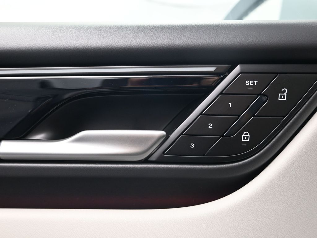 2026 Porsche Macan Base - Photo 18