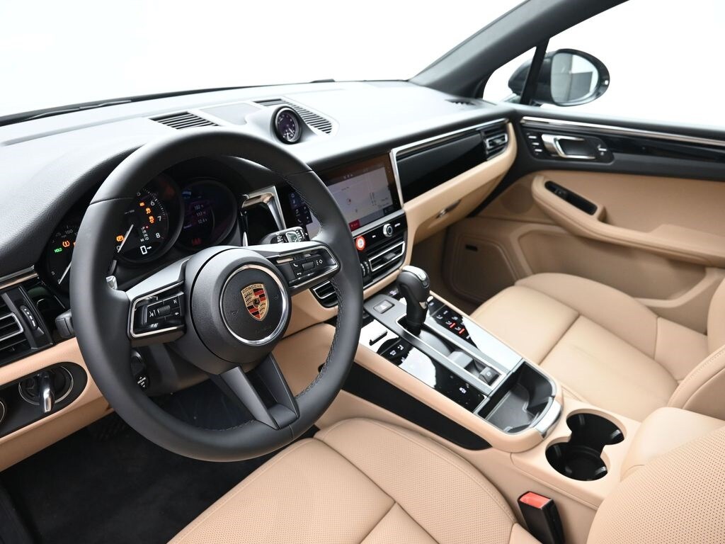 2025 Porsche Macan T photo 4