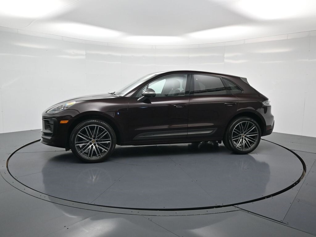 2025 Porsche Macan T photo 2