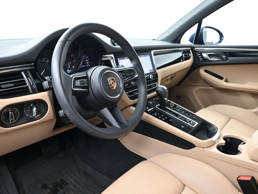 2025 Porsche Macan T photo 4