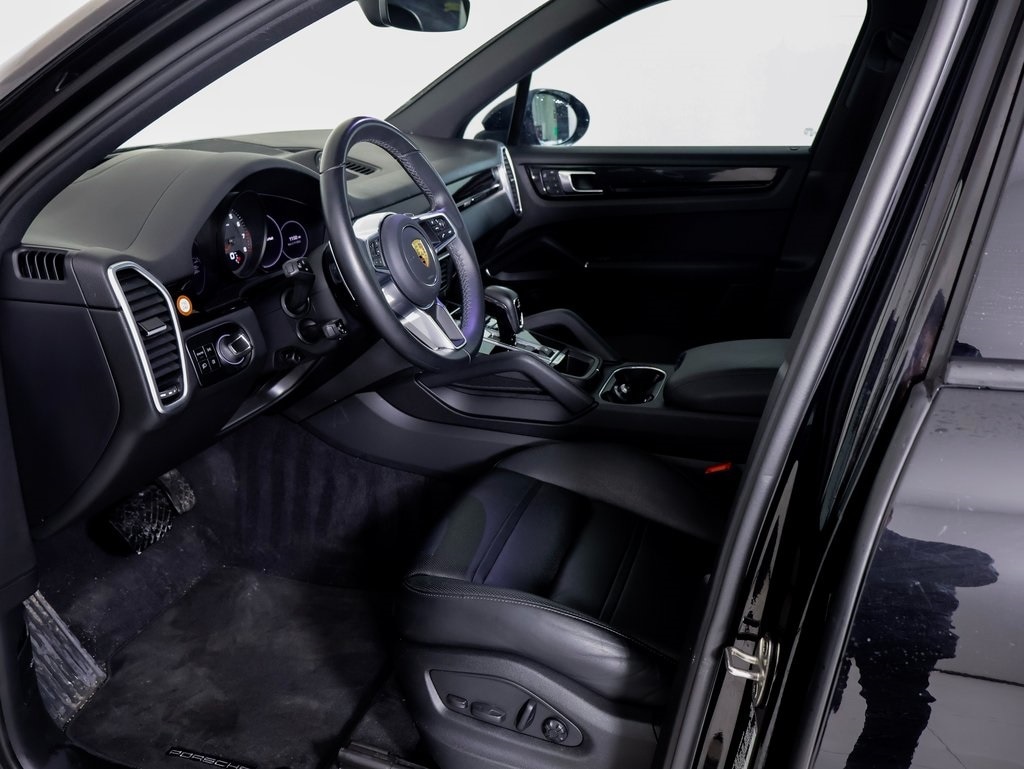 2023 Porsche Cayenne Platinum Edition photo 3