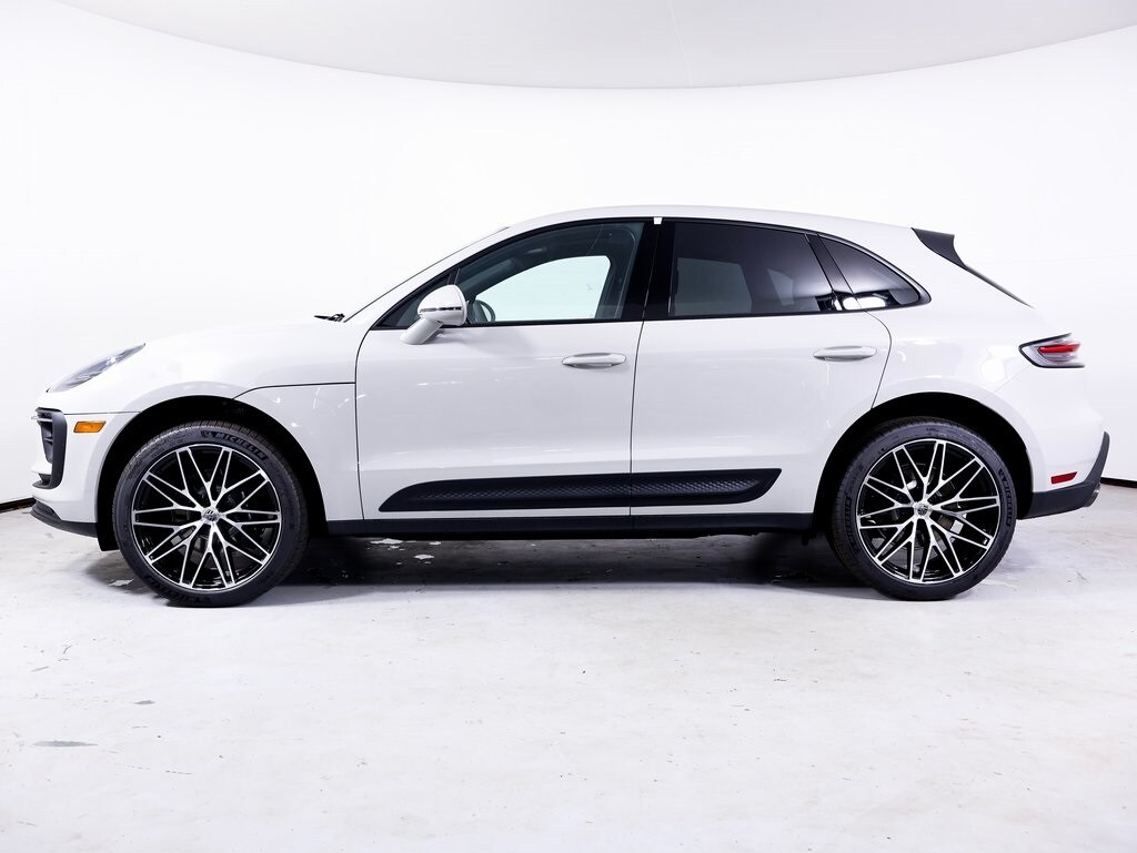2025 Porsche Macan T photo 2
