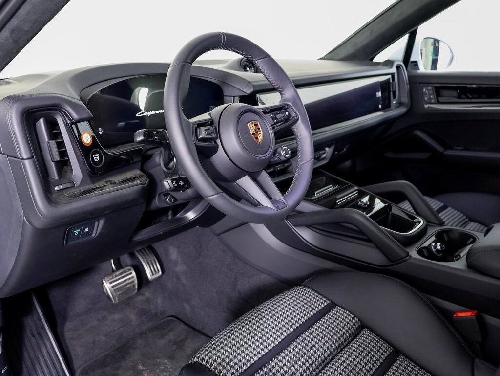 2025 Porsche Cayenne Coupe GTS photo 4