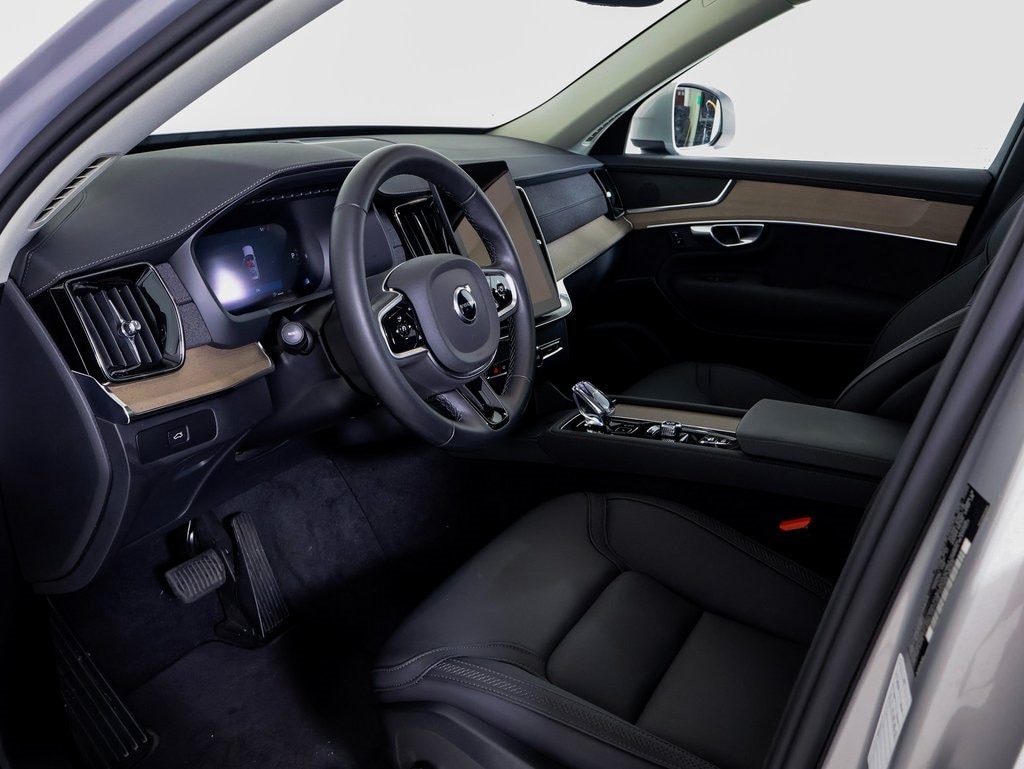 2025 Volvo XC90 B5 Plus photo 3
