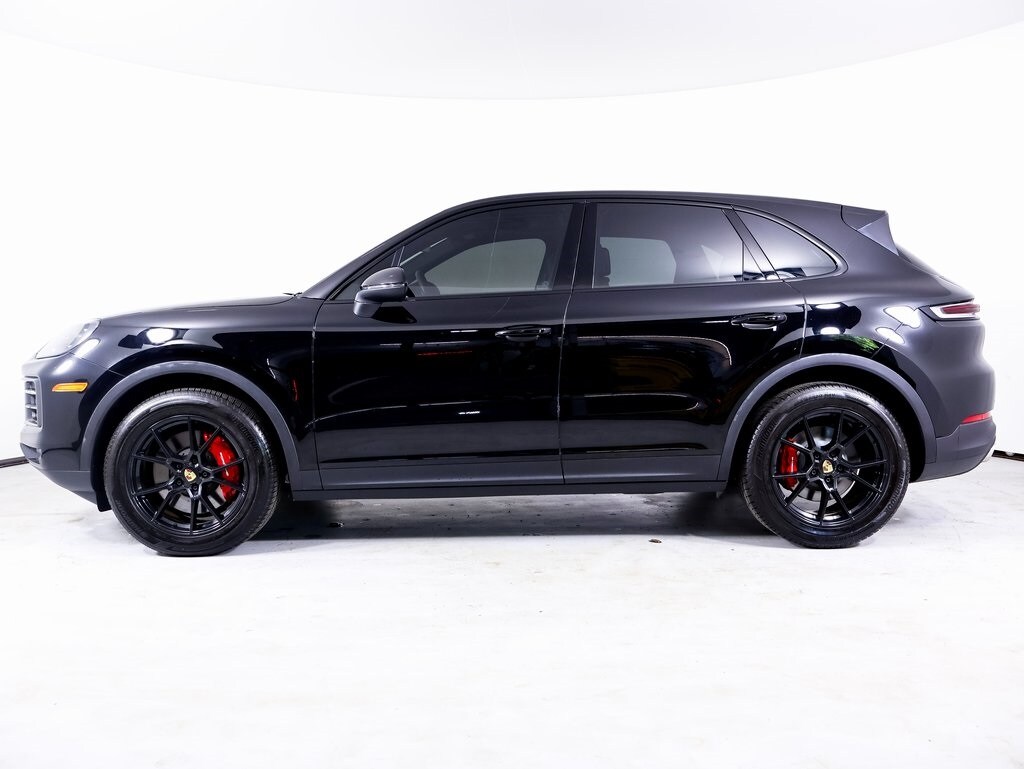 2024 Porsche Cayenne photo 2