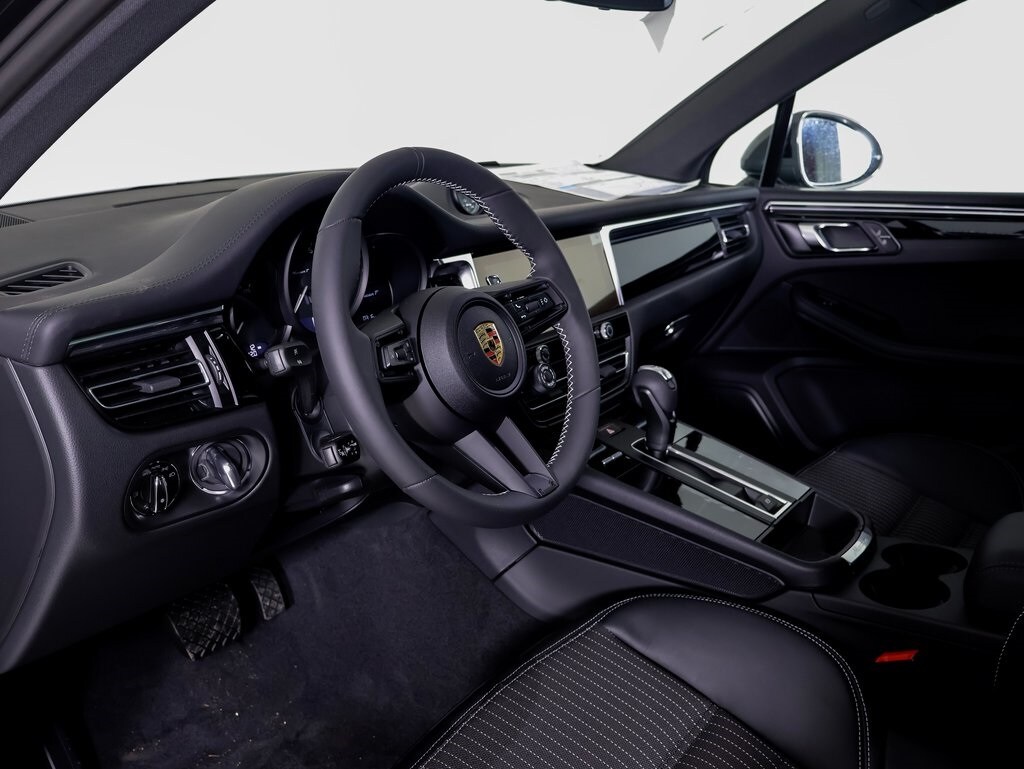 2025 Porsche Macan T photo 4