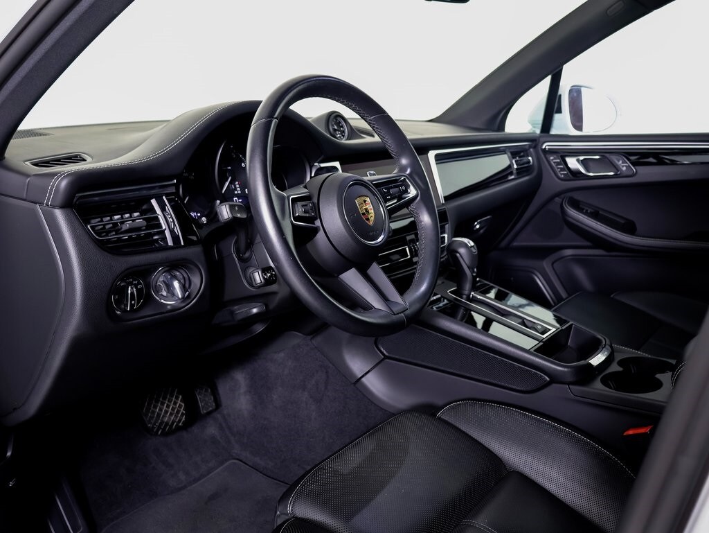 2024 Porsche Macan T photo 4
