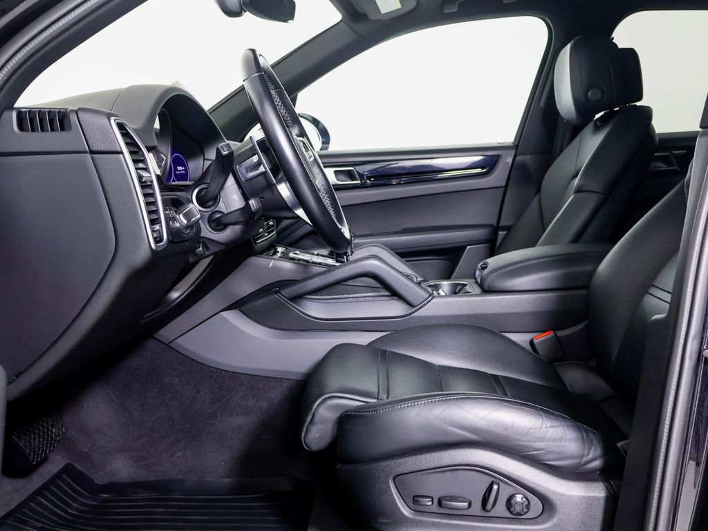 2022 Porsche Cayenne Base photo 4