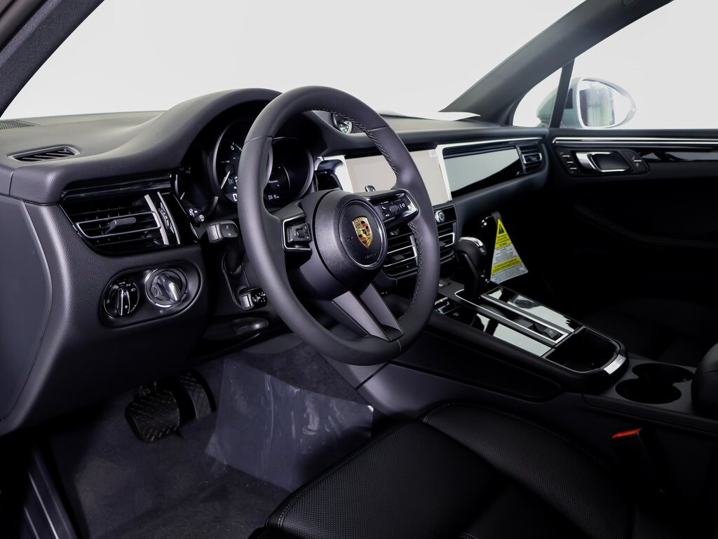 2025 Porsche Macan T photo 4