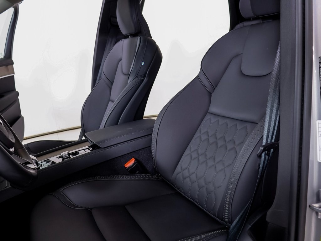 2025 Volvo XC90 B5 Plus photo 4