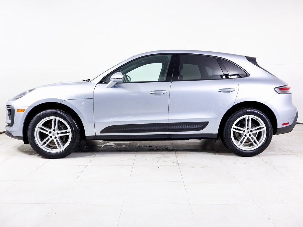 2025 Porsche Macan T photo 2