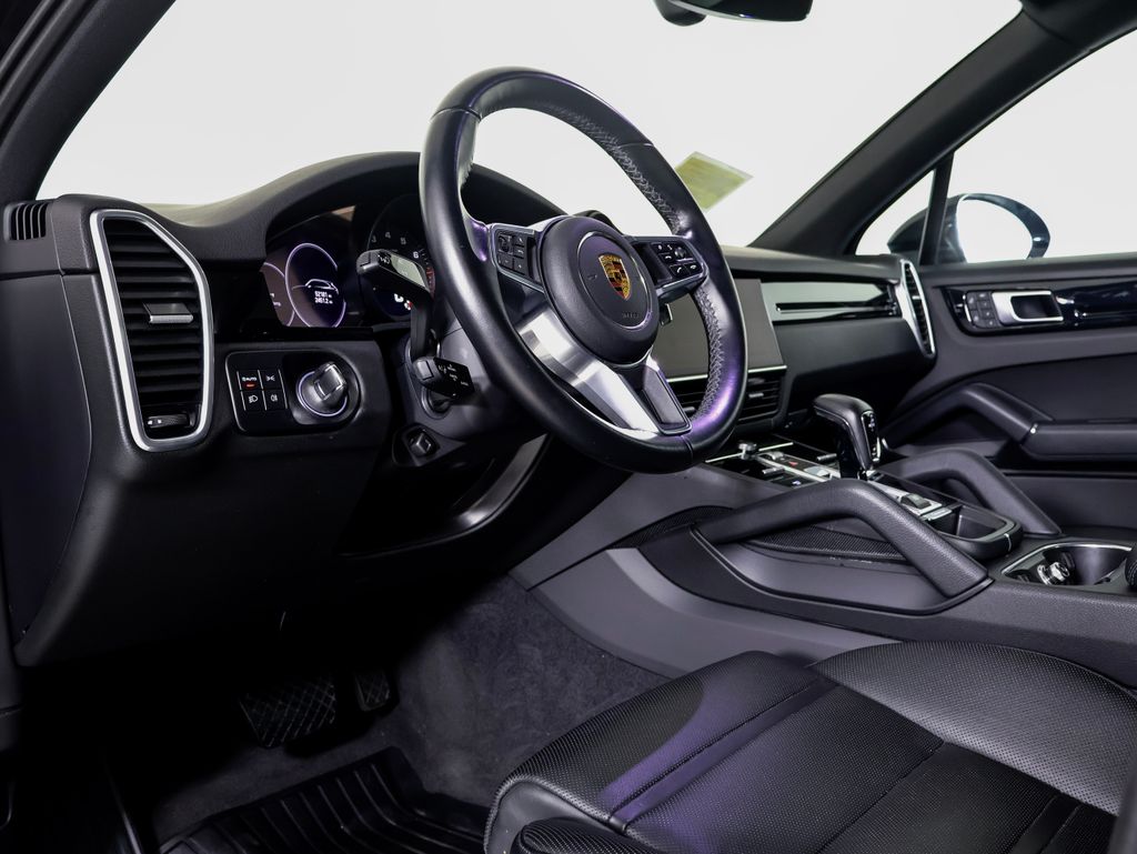2022 Porsche Cayenne Base photo 3