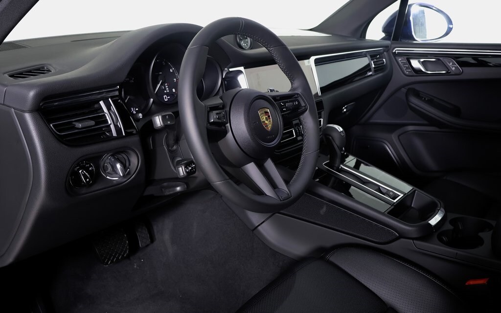 2025 Porsche Macan T photo 4