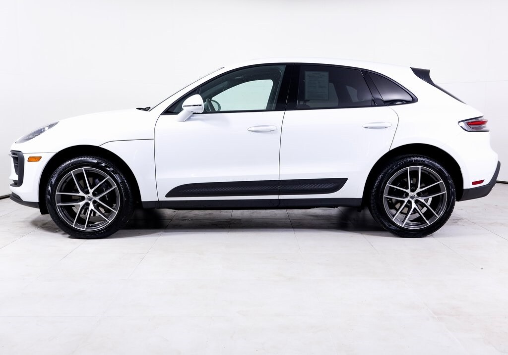 2025 Porsche Macan T photo 2