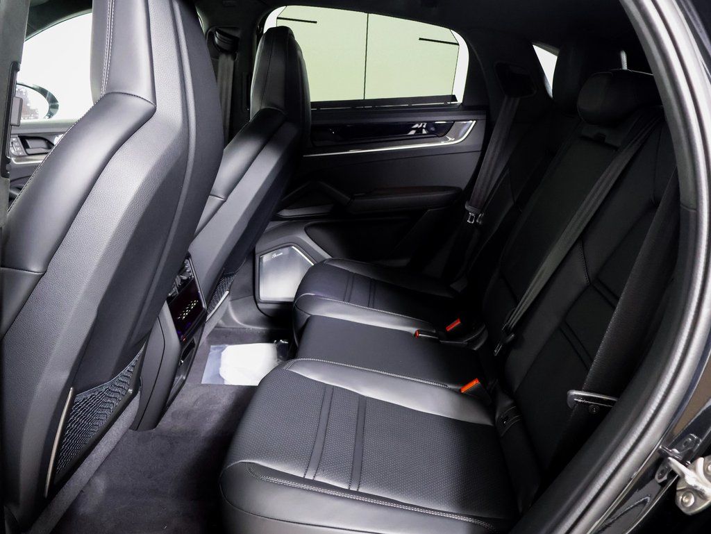 2025 Porsche Cayenne Coup Turbo E-Hybrid - Photo 9