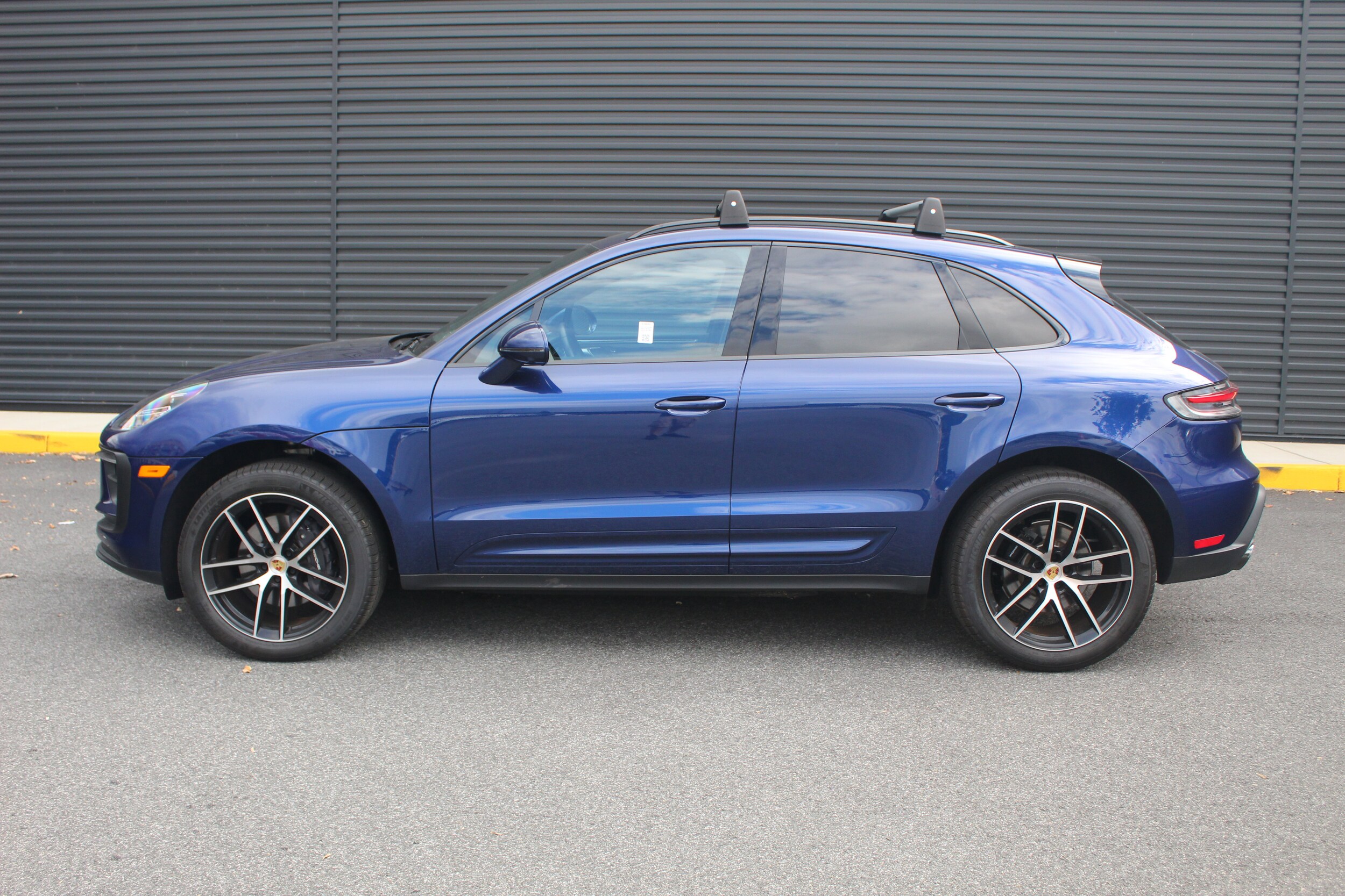 2024 Porsche Macan Base photo 2