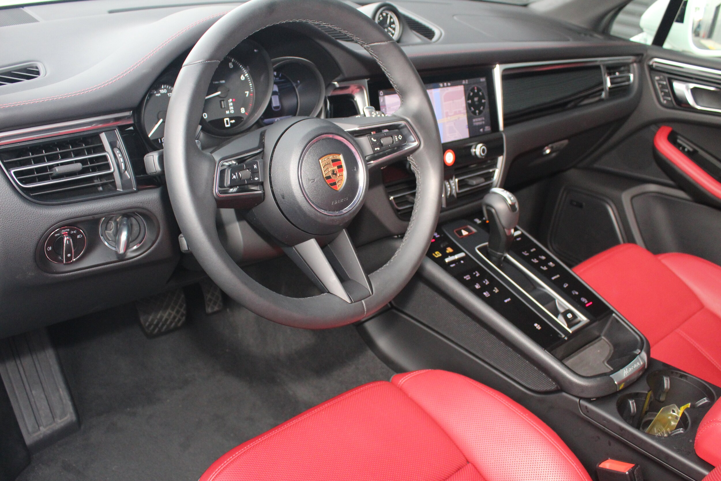 2025 Porsche Macan photo 4