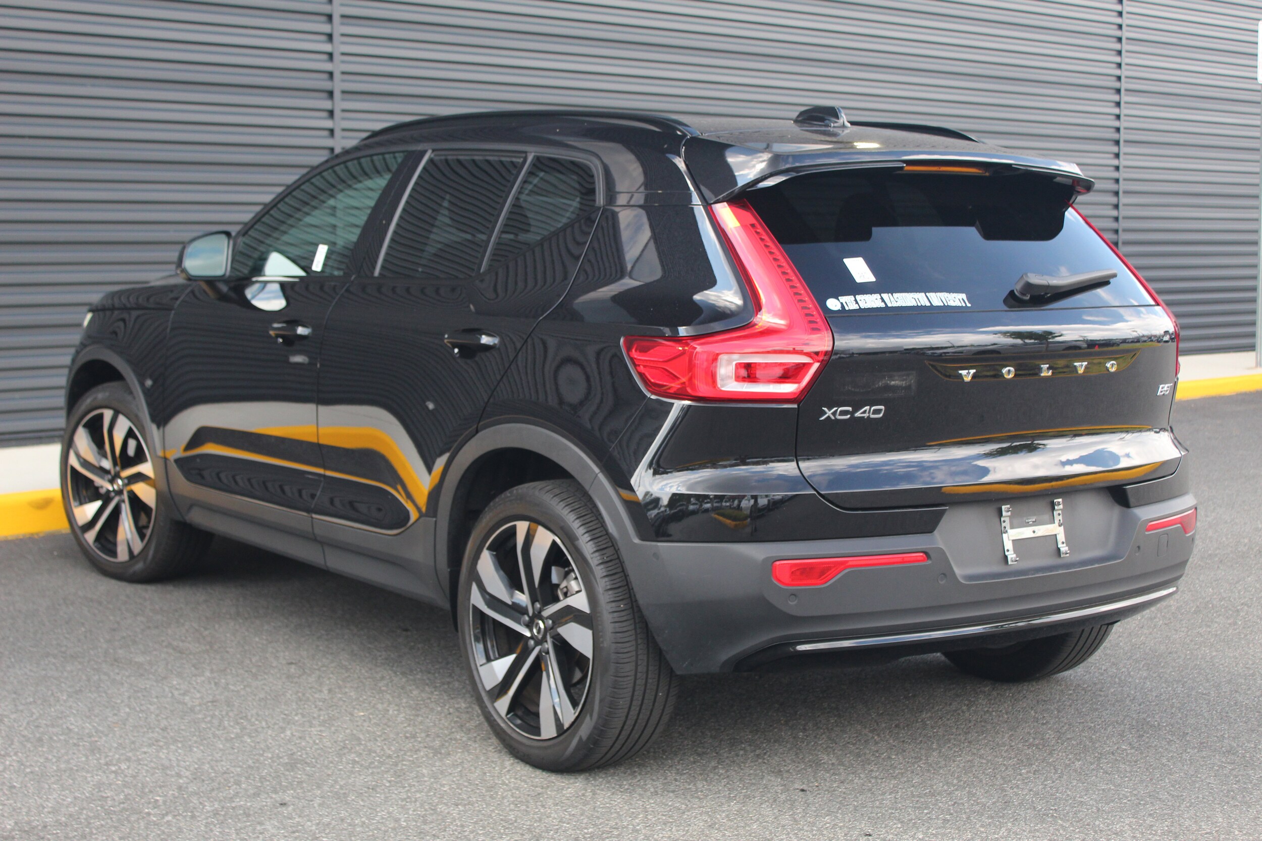 2023 Volvo XC40 Plus photo 2