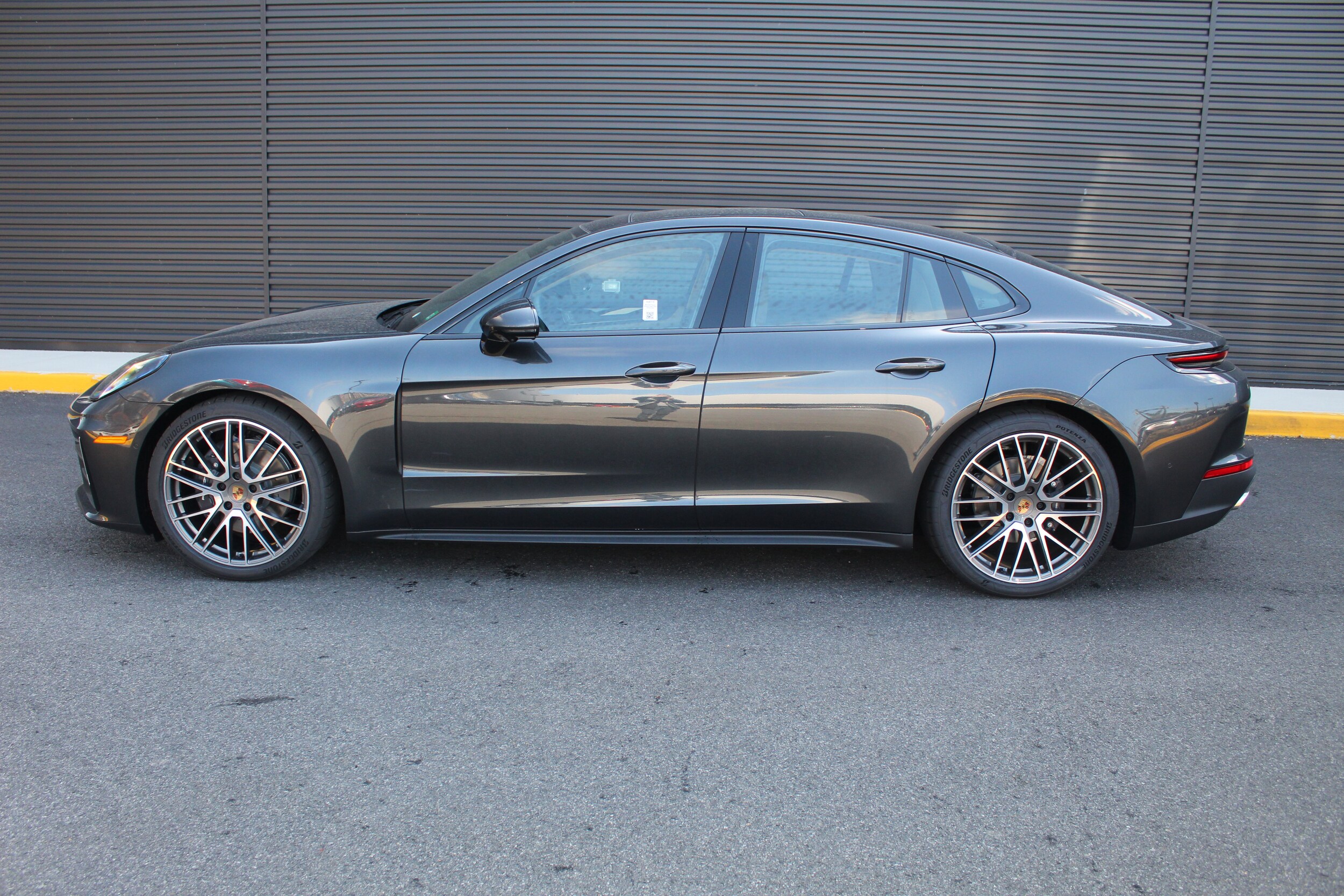 2025 Porsche Panamera 4 photo 2