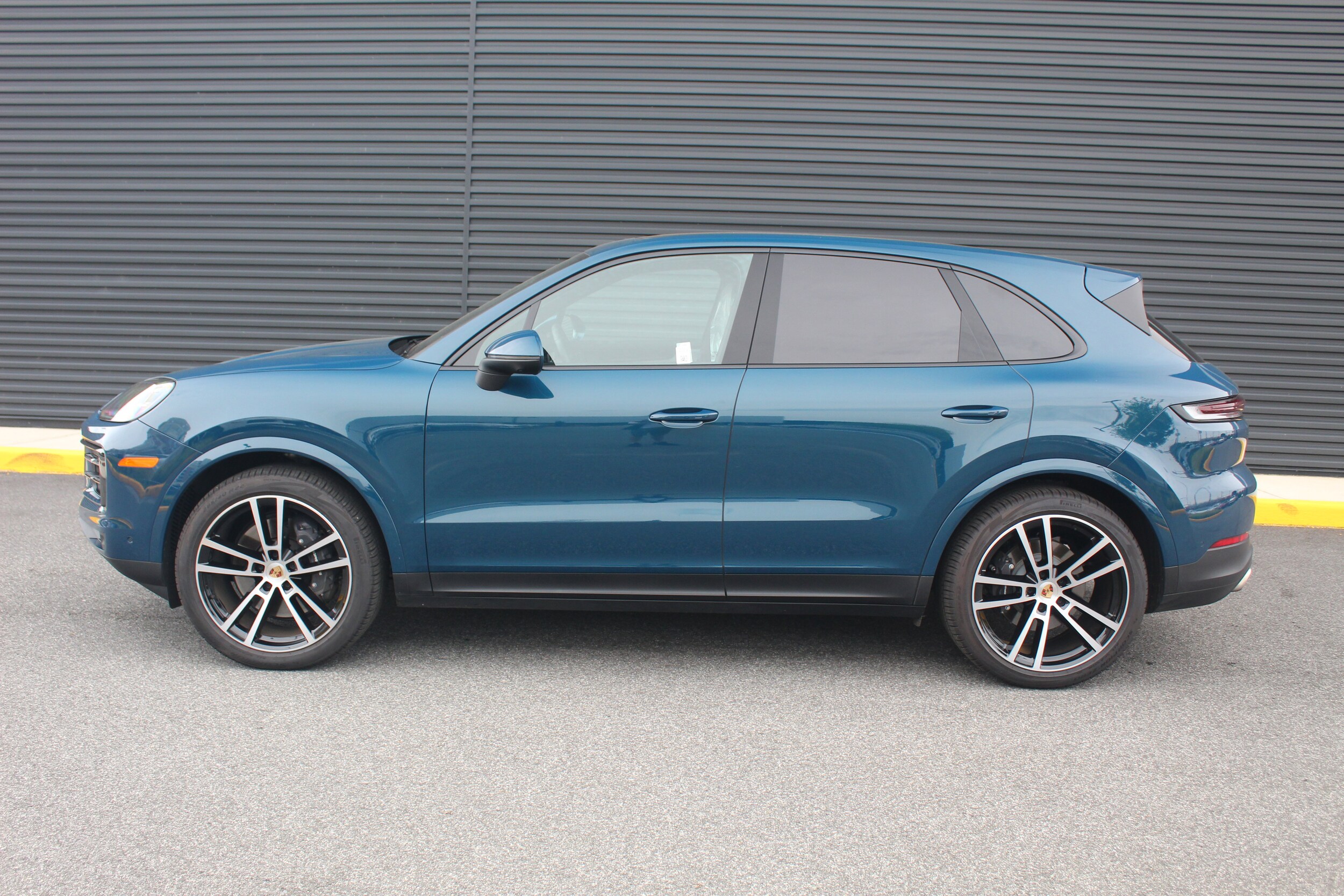 2025 Porsche Cayenne photo 2