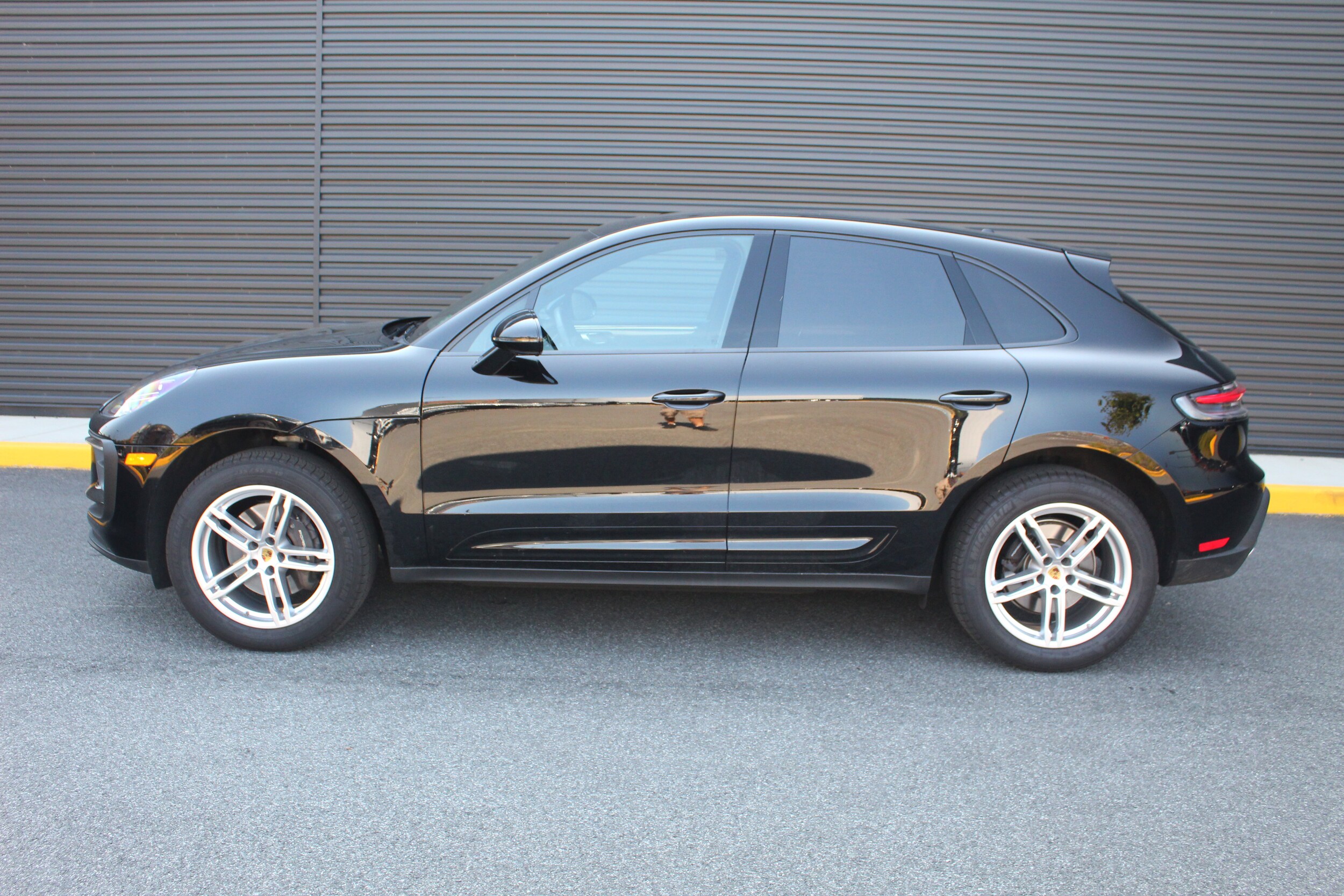 2025 Porsche Macan T photo 2