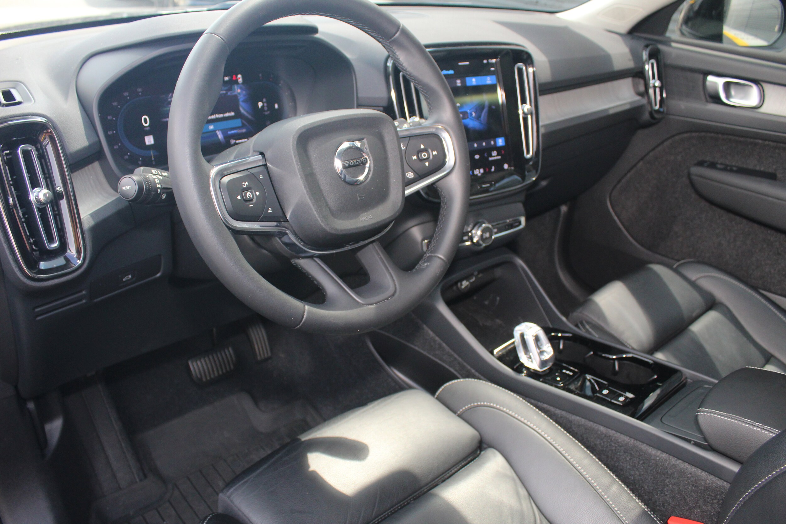 2023 Volvo XC40 Plus photo 3