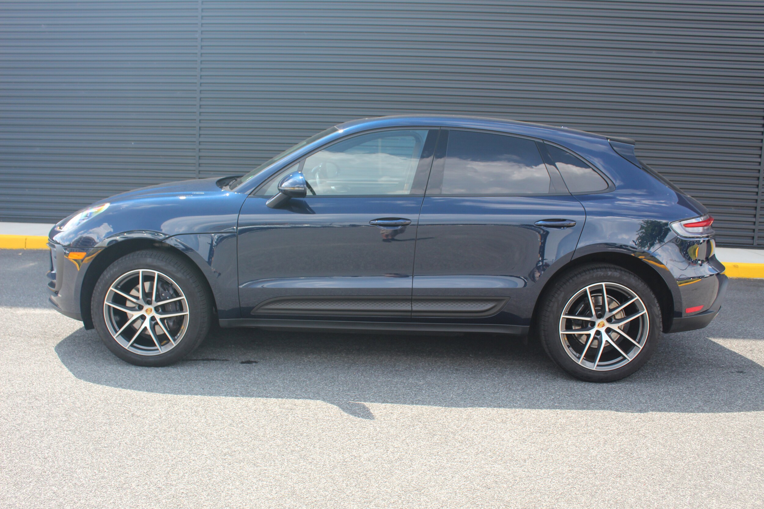2022 Porsche Macan photo 2