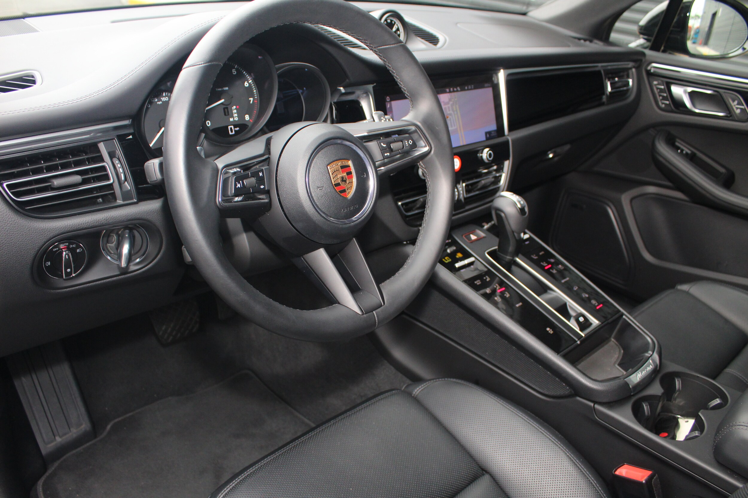 2025 Porsche Macan T photo 4
