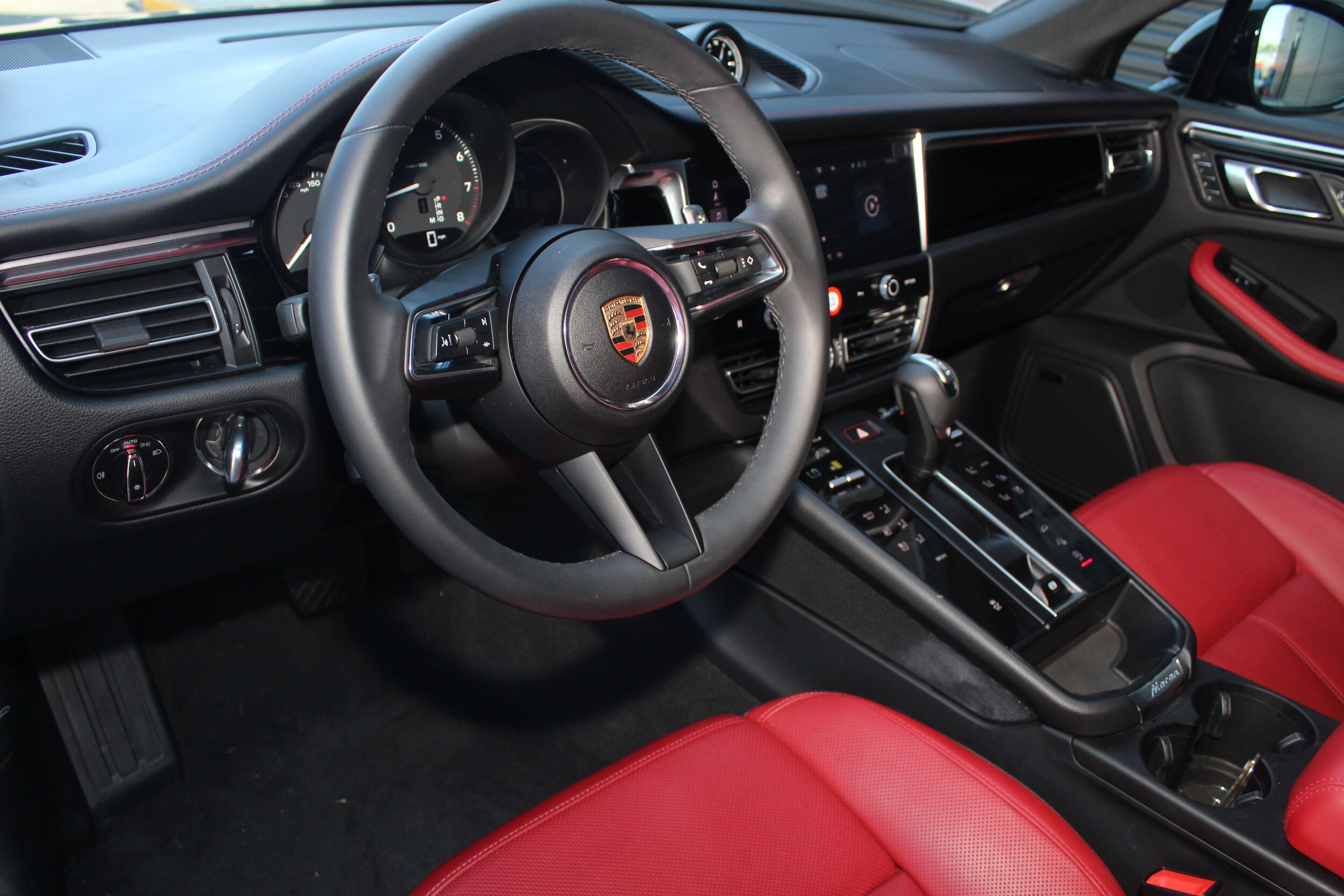 2025 Porsche Macan T photo 4