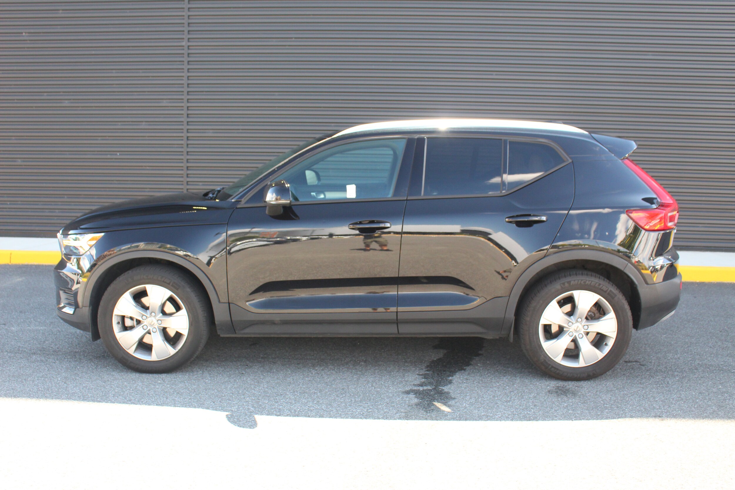 2020 Volvo XC40 Momentum photo 2