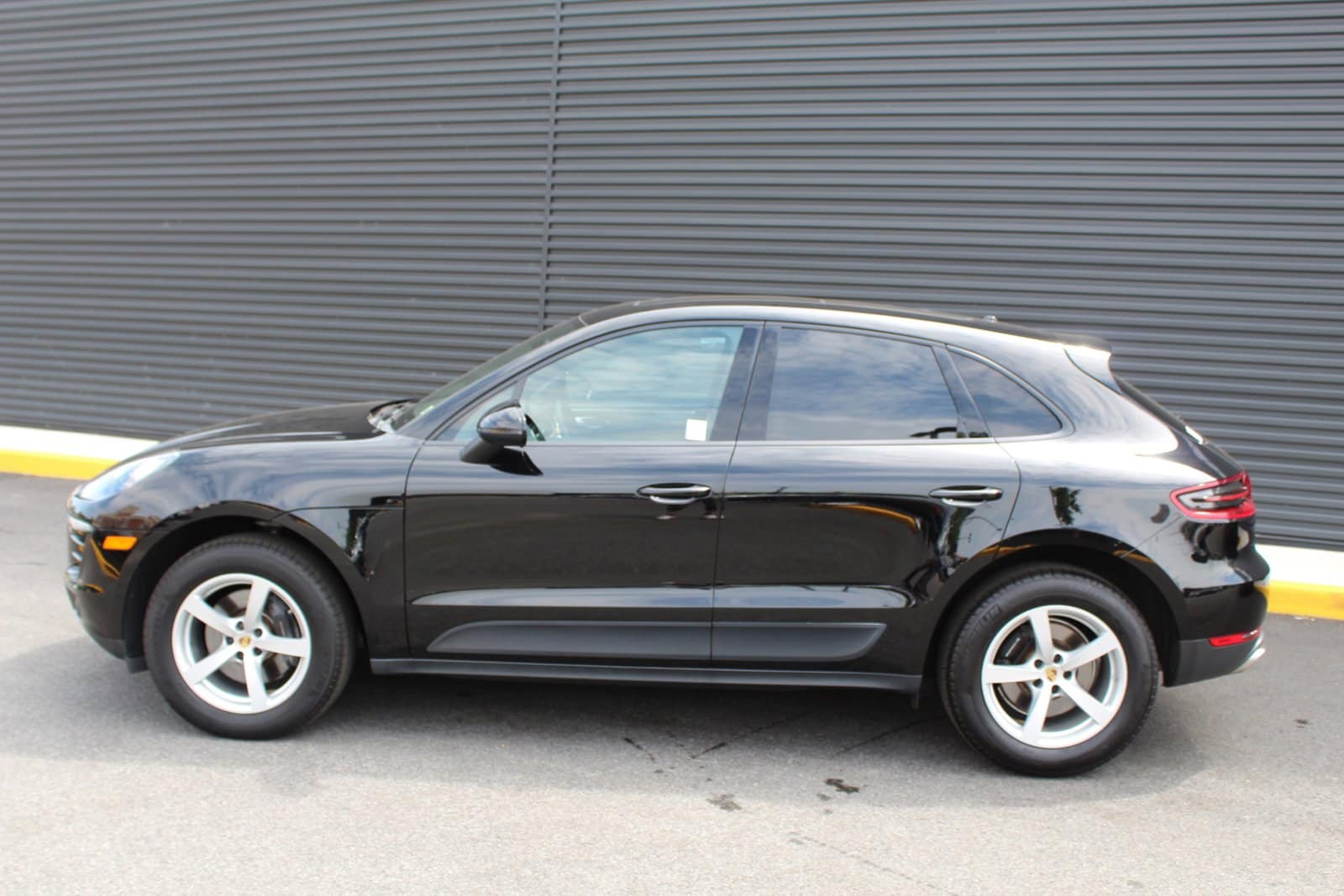 Used 2018 Porsche Macan Sport Edition with VIN WP1AA2A5XJLB20958 for sale in Arlington, VA