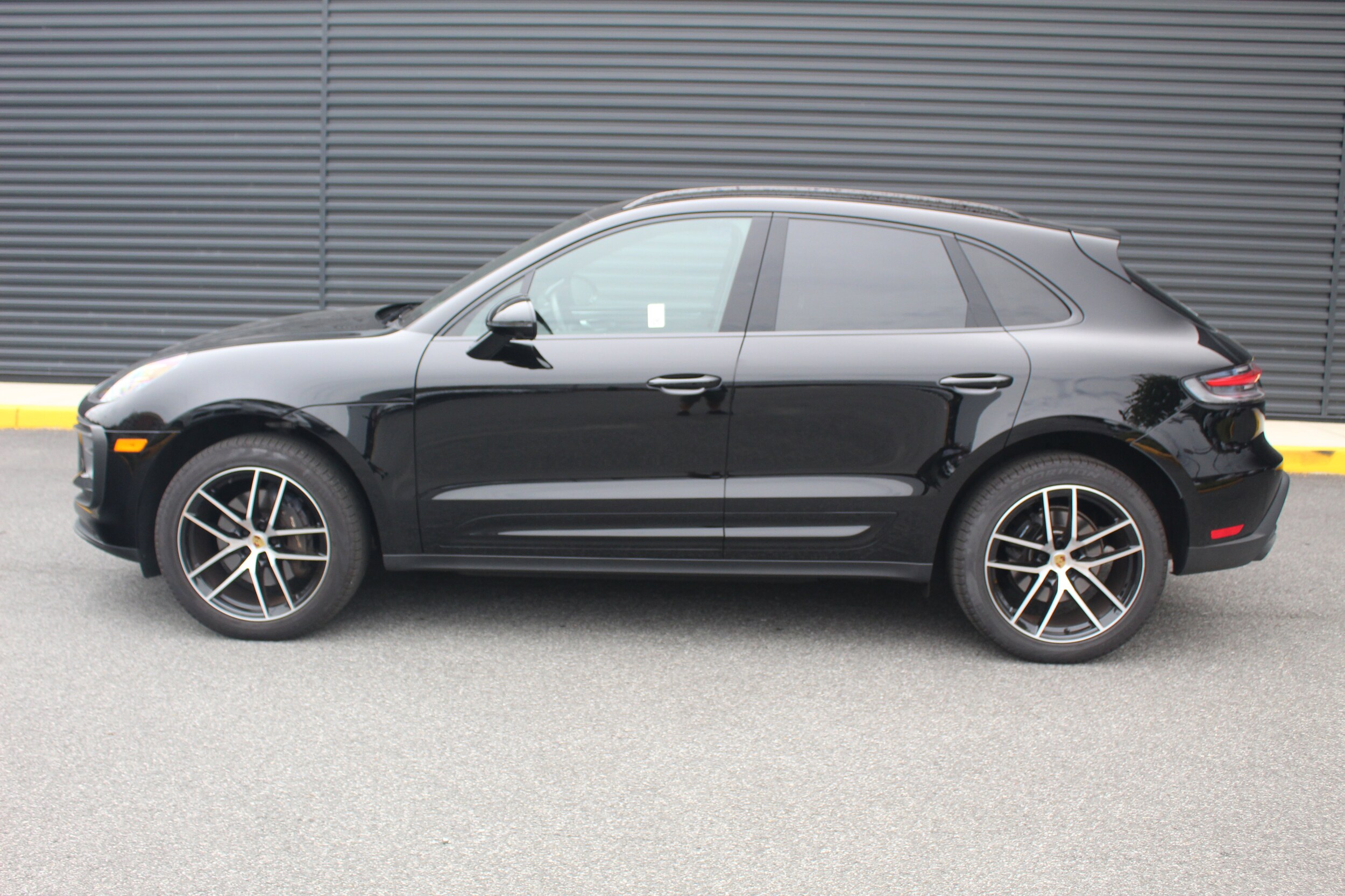 2025 Porsche Macan T photo 2