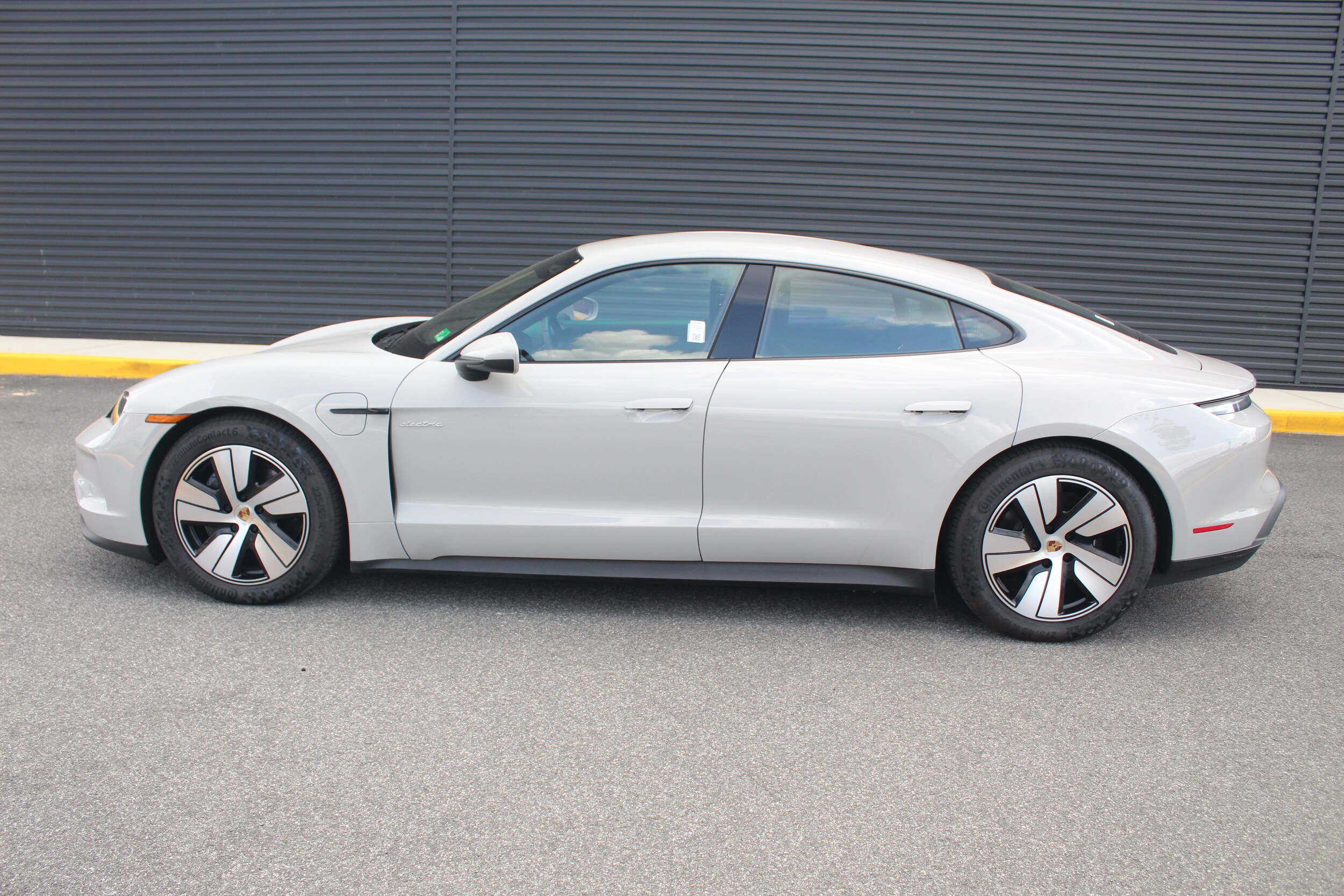 2025 Porsche Taycan photo 2