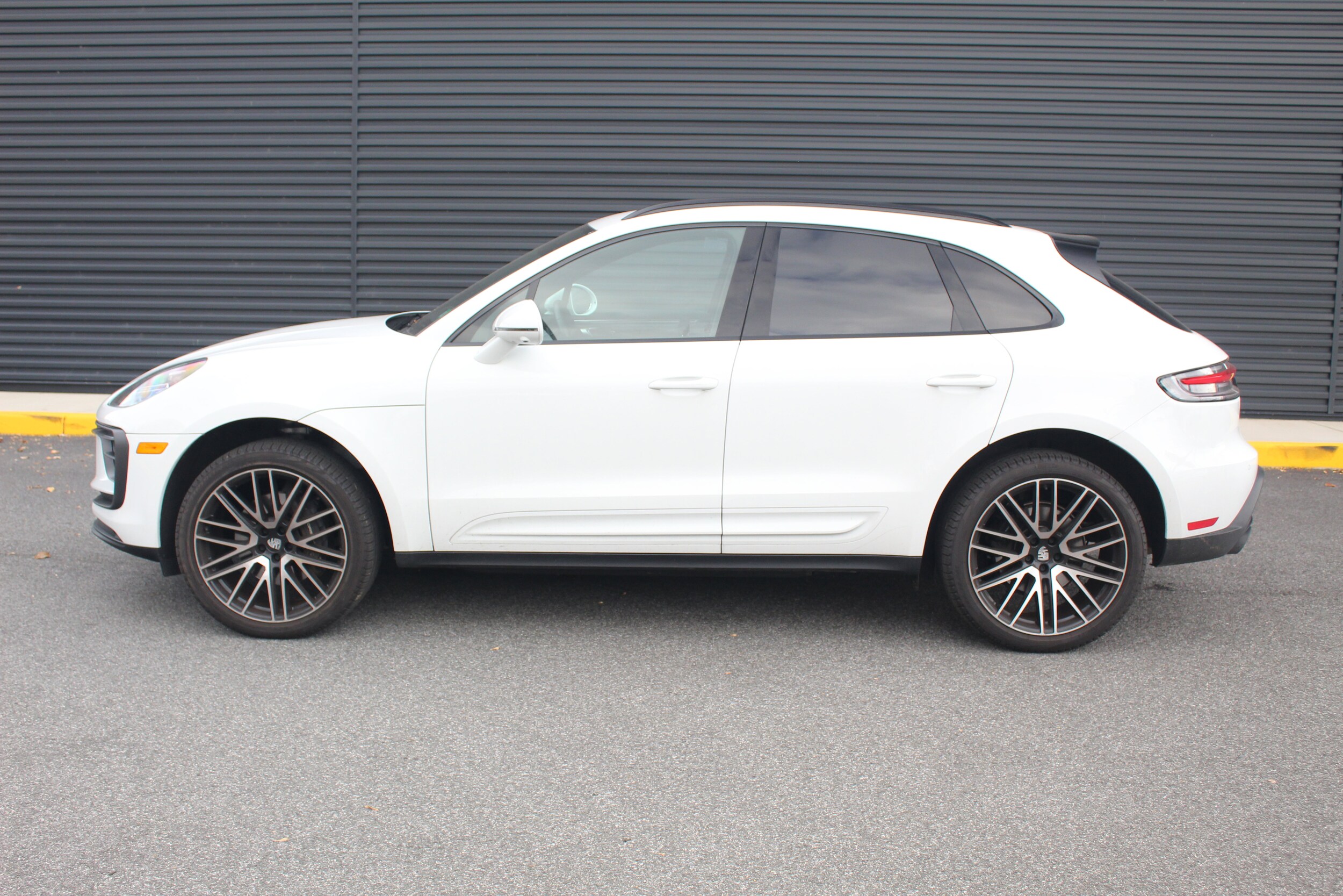 2025 Porsche Macan photo 2